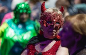 Ball de Carnaval a la Sala Bahia —màscares, disco & orquestra en viu